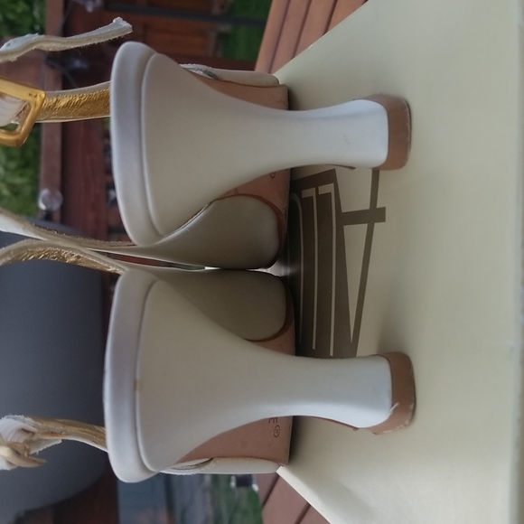 Allure Terza sling back heels size 6 champagne colored vintage - Picture 4 of 15